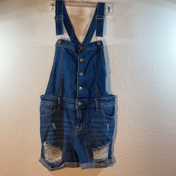 DISTRESSED TINSELTOWN RIPPED CUFFED DENIM SHORTALLS - SIZE MEDIUM - Picture 3 of 16